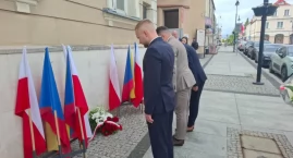 Łomża pamięta o wyborach 4 czerwca. Kwiaty pod symboliczną tablicą [FOTO]