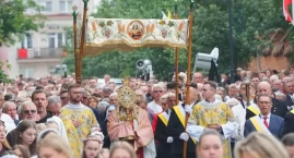 Morze ludzi w centrum Łomży. Wspólna procesja Katedr&hellip;