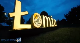 „Łomża” już świeci! Napis stanął w Parku Jana Pawła &hellip;