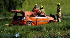 Dachowanie w Kozikach. Samochód wypadł z drogi na tr&hellip;