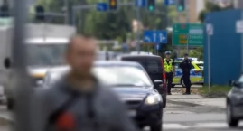 Zlekceważył czerwone światło i wjechał pod rogatki. &hellip;