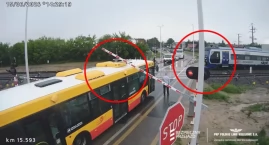 Sekundy od katastrofy w Łomży! Autobus MPK wjechał p&hellip;