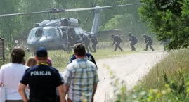 Policyjny Black Hawk lądował pod Łomżą. Śmigłowiec w&hellip;