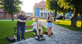 Ciepły wieczór, parkowa ławka i dźwięk pedałówki. Ku&hellip;