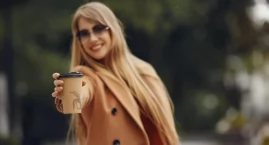 Poranna kawa z Twoją marką. Jak kubki z logo budują &hellip;
