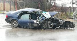20-latek uderzył z impetem w słup. Auto do kasacji