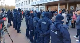 Oddajcie nam szpital! Mieszkańcy protestują pod (zakaźnym) Szpitalem Wojewódzkim w Łomży [VIDEO i FOTO][AKTUALIZACJA]