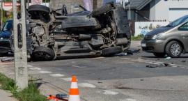 Dwie osoby nie żyją, trzy trafiły do szpitala. Sprawcę wypadku ściga policja [VIDEO]