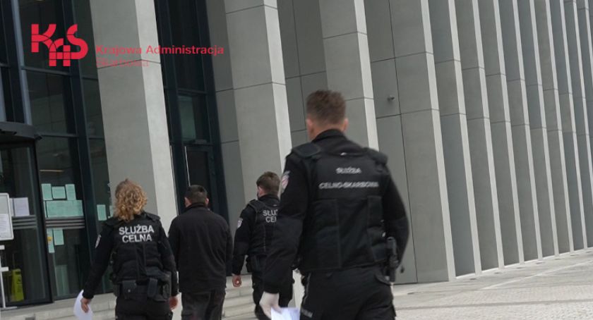 KAS i Policja rozbiły grupę przestępczą obracającą fikcyjnymi fakturami