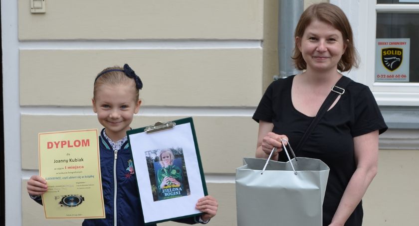 Konkurs „Sleeveface, czyli ubierz się w książkę” rozstrzygnięty