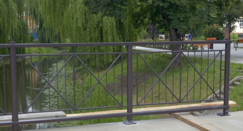Nowe barierki na Moście Świętojańskim
