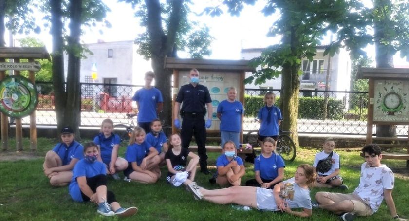 Bezpieczeństwo w trakcie wakacji – lekcja od dzielnicowego dla harcerzy