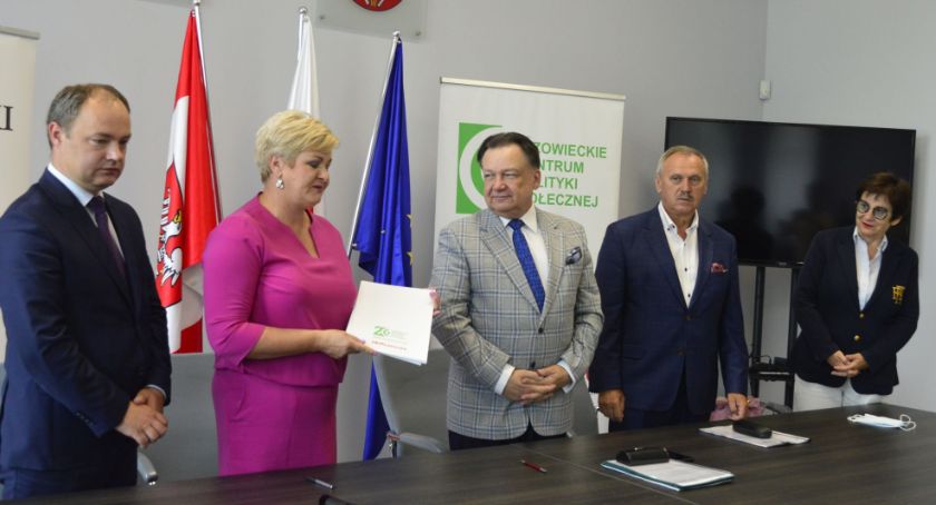 Ponad 1,7 mln zł dla powiatu na dwa ważne społecznie projekty