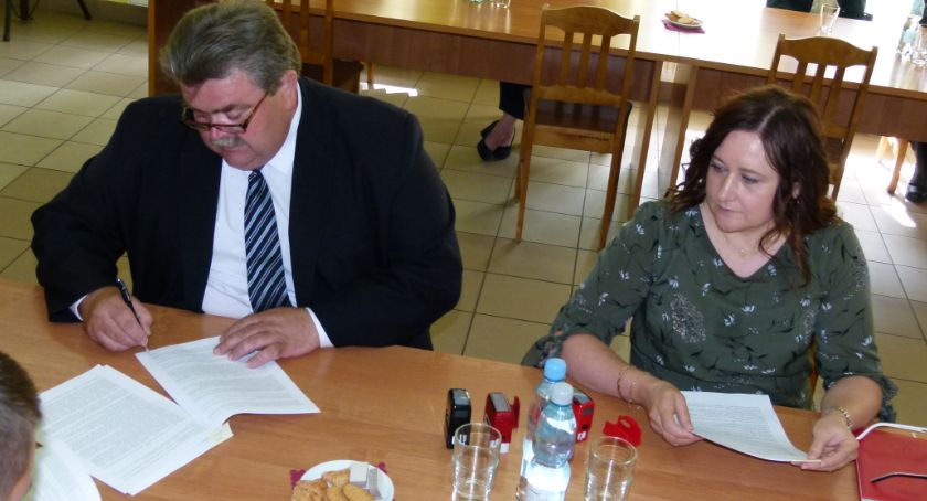 Gzy. Podpisanie umowy na przebudowę drogi Grochy Imbrzyki - Mierzeniec