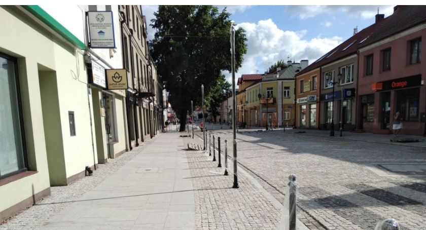 Nowe barierki na Świętojańskiej