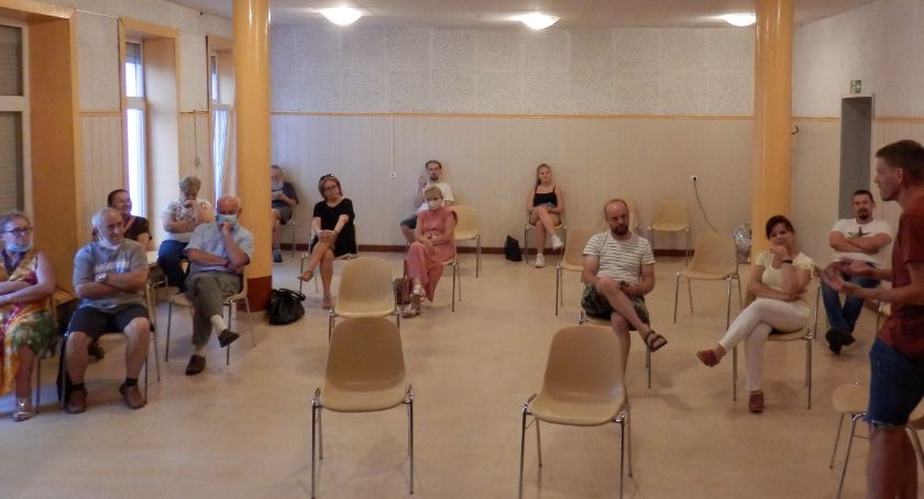 „Dajmy sobie moment na spojrzenie do wewnątrz” - warsztaty teatralne performance