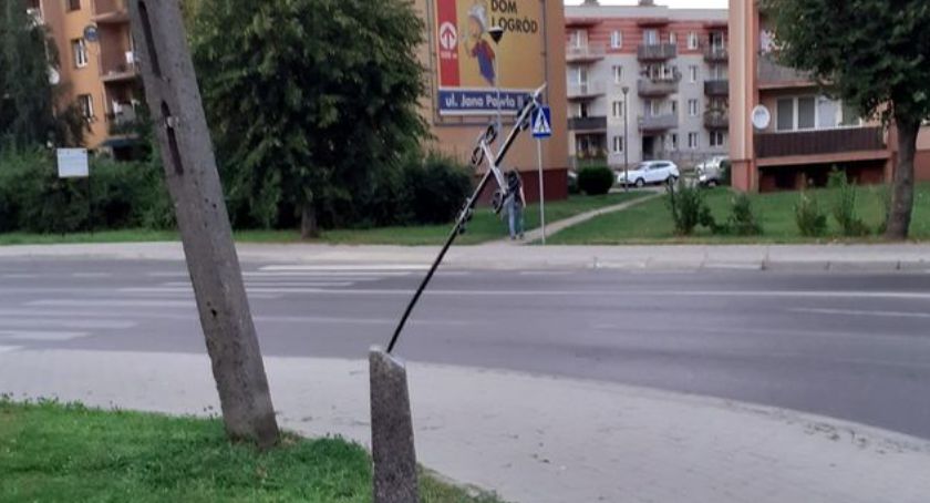 W marcu odnowiony, teraz zniszczony – metalowy krzyż obiektem wandalizmu