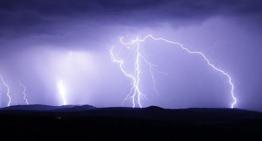 Nawałnice, burze, a nawet trąby powietrzne - dziś w nocy może być niebezpiecznie