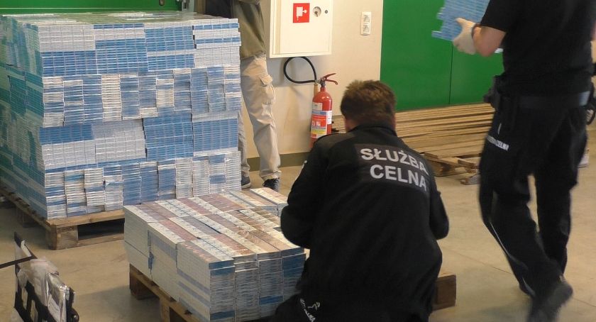 Miliony nielegalnych papierosów między płytami pilśniowymi
