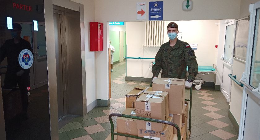 Pełnią służby w Szpitalach, monitorują osoby na kwarantannie, dostarczają środki ochrony osobistej