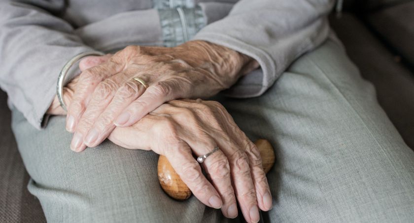 Seniorze, zostań w domu! MOPS udzieli Ci pomocy!