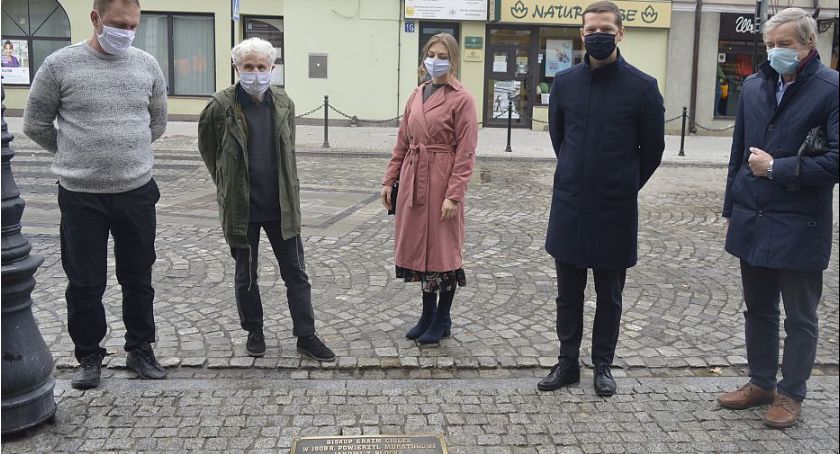 Odsłonięcie tablicy upamiętniającej historyczną bramę miejską