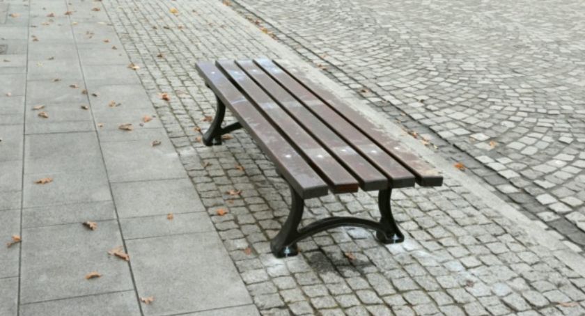 Nowe ławeczki na Świętojańskiej