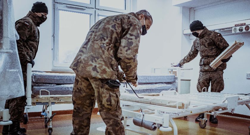 Żołnierze WOT wyposażają szpital tymczasowy w Siedlcach