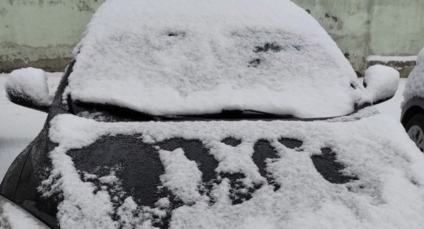 Kierowco, odśnież swój pojazd przed podróżą