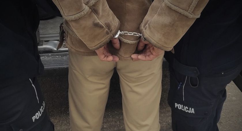 Trzej poszukiwani mężczyźni zatrzymani przez pułtuskich policjantów