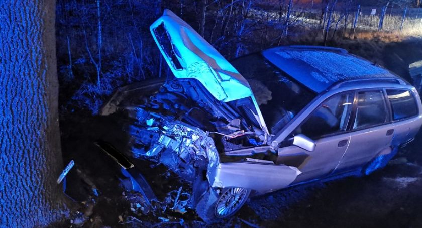 Wpadł w poślizg i uderzył w drzewo