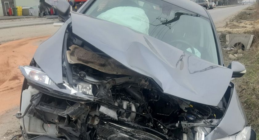 Wypadek na Mickiewicza – 20-letni kierowca trafił doi szpitala