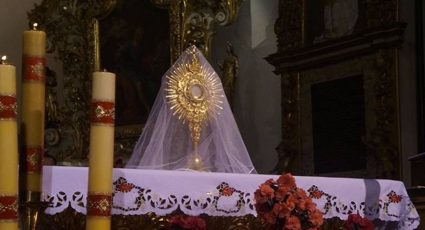 Triduum Paschalne w pułtuskich parafiach - limity wiernych i porządek nabożeństw