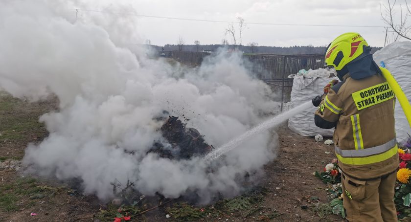 Pożar śmieci na cmentarzu parafialnym w Obrytem