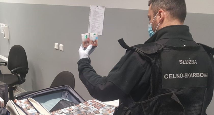 Przemyt na warszawskim lotnisku – co można znaleźć w bagażu