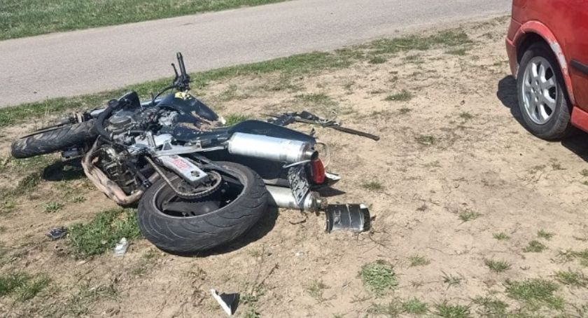 Kolizja motocyklisty z samochodem osobowym