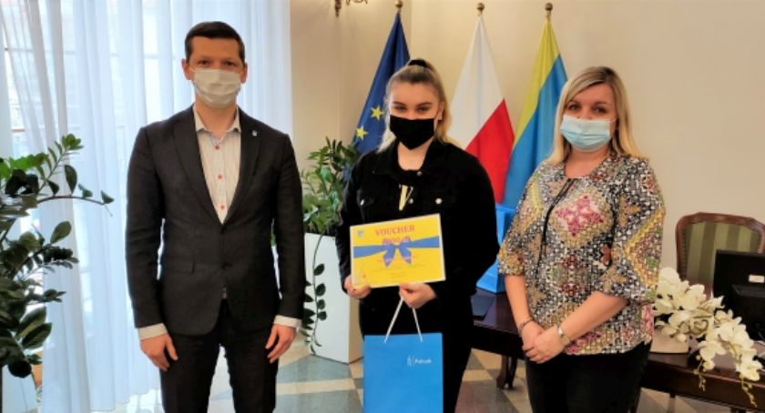 Malwina Cichowicz odebrała nagrodę w konkursie na mural