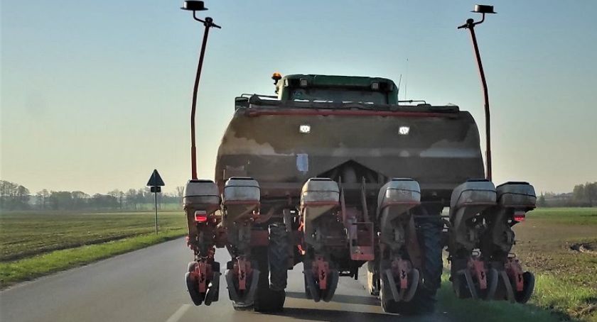 Uwaga na sprzęty rolnicze na drogach!
