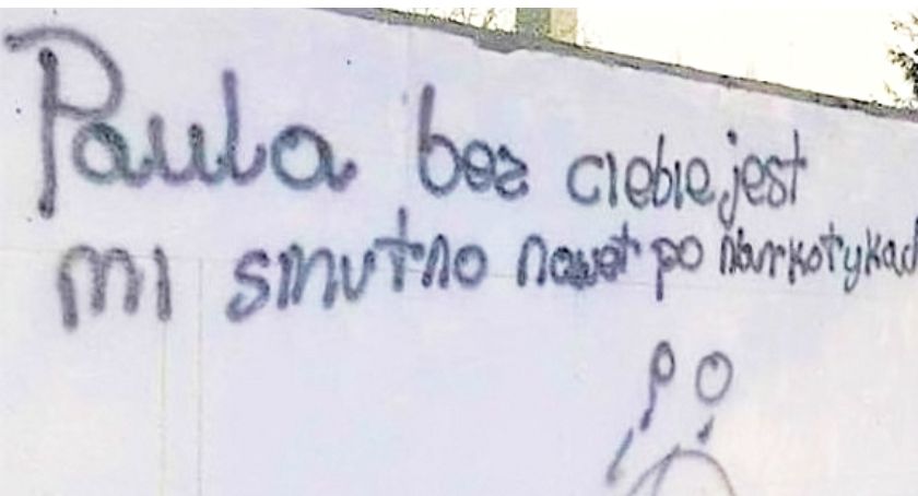 Jest mu tak smutno bez Pauli, że musiał pomazać ścianę