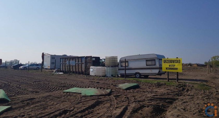 Zablokowali transport martwych ptaków. Grzebowisko przy granicy powiatu pułtuskiego. 
