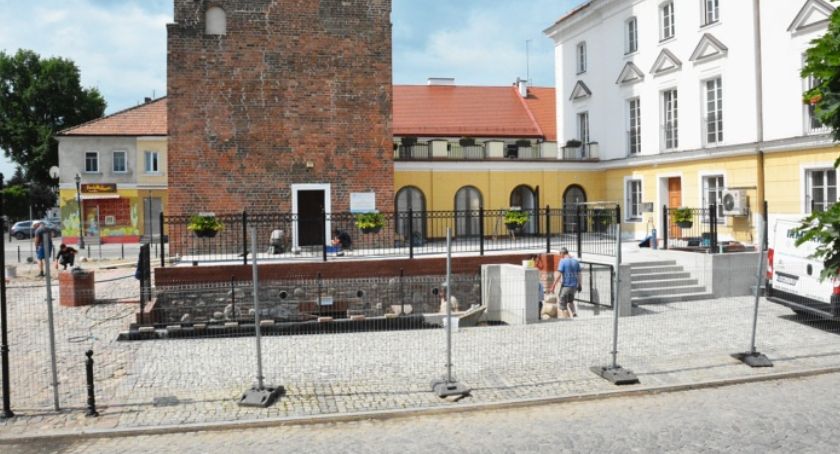 Kawiarnia w ratuszowym łączniku coraz bliżej