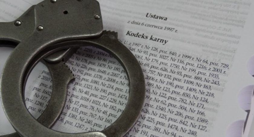 Kopała i wyzywała interweniujących policjantów