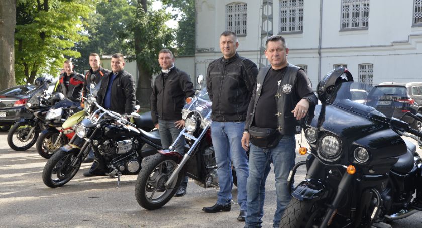 Święto 5 Mazowieckiej Brygady Obrony Terytorialnej z motocyklami w tle 