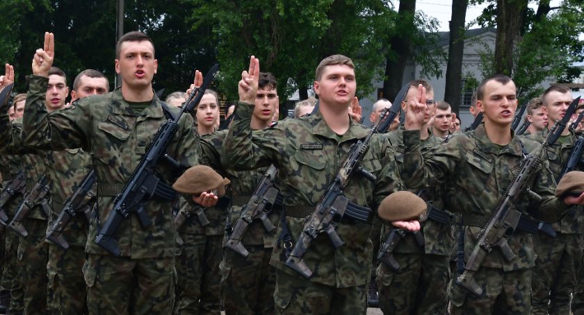 Wspólna przysięga uczniów klas mundurowych i terytorialsów