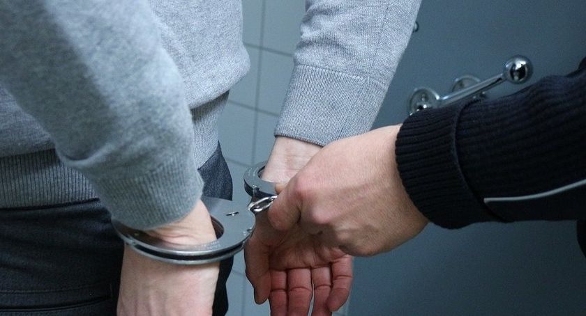 26-latek podejrzany o kradzież rozbójniczą w pułtuskim sklepie