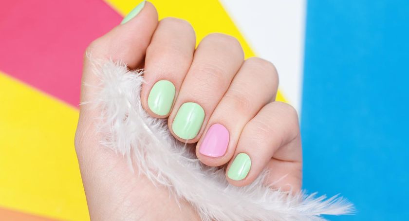 Żółty lakier hybrydowy neon czy pastelowy? Najpiękniejsze kolory lata na paznokciach