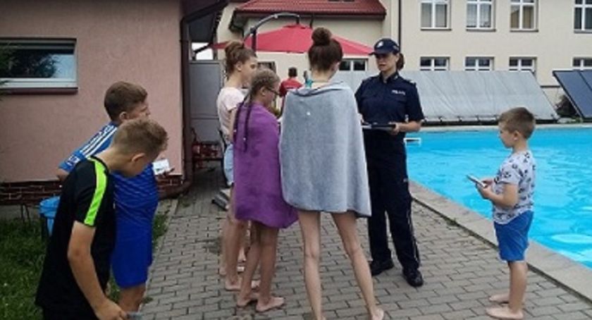 Zajęcia z policjantką na basenie w Winnicy