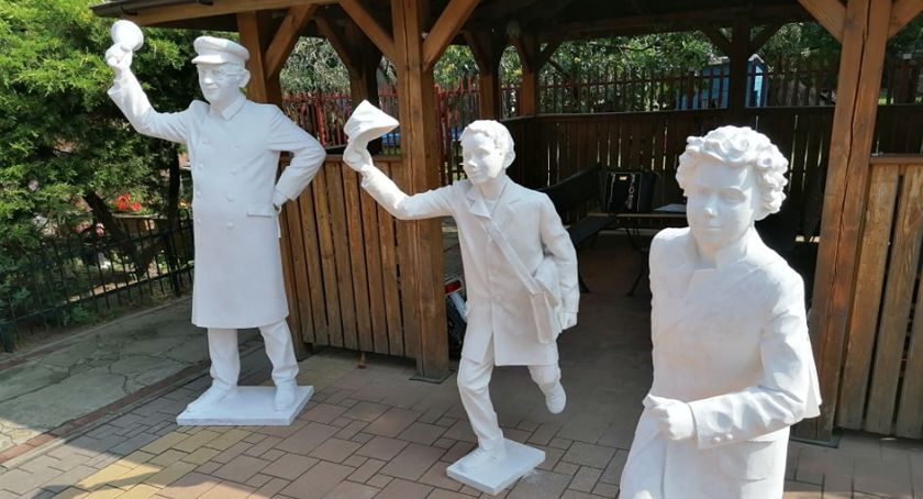 Powstały gipsowe odlewy figur rzeźby grupowej, która stanie przy LO