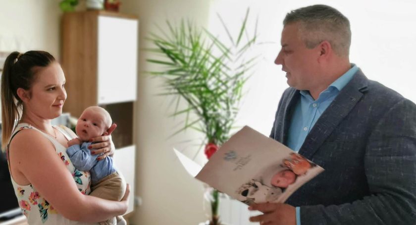 Wójt Mroczkowski powitał najmłodszych mieszkańców gminy