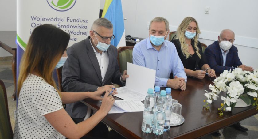 Wójtowie i burmistrz podpisali umowy
